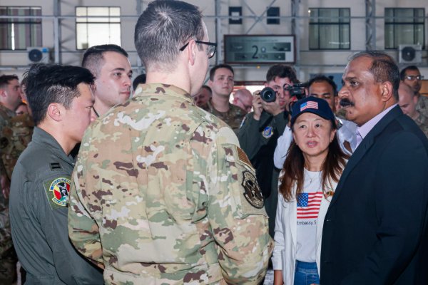 நிவாரணப் பொதிகளுடன் யாழ்ப்பாணம் வந்துள்ள அமெரிக்க விமானம்!!