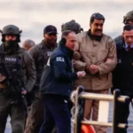 கைவிலங்குடன் நீதிமன்றம் அழைத்து செல்லப்பட்ட வெனிசுலா ஜனாதிபதி! புகைப்படங்கள்