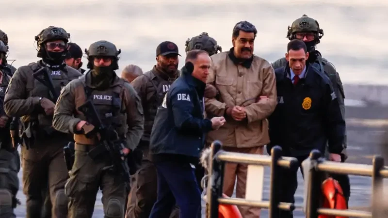 கைவிலங்குடன் நீதிமன்றம் அழைத்து செல்லப்பட்ட வெனிசுலா ஜனாதிபதி! புகைப்படங்கள்