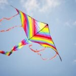 பட்டத்துடன் வான்நோக்கி இழுத்துச் செல்லப்பட்ட இளைஞன்