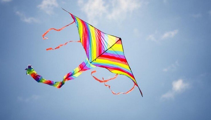 பட்டத்துடன் வான்நோக்கி இழுத்துச் செல்லப்பட்ட இளைஞன்