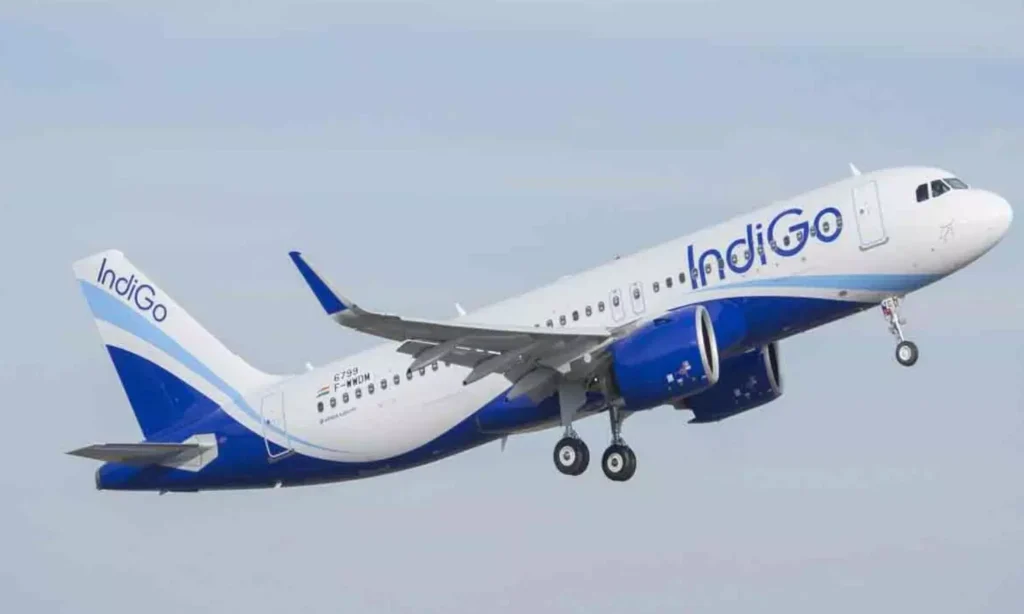 டிஷ்யூ காகிதத்தில் வெடிகுண்டு மிரட்டல்-நடுவானில் பறந்த விமானம் அவசரமாக தரையிறக்கம்