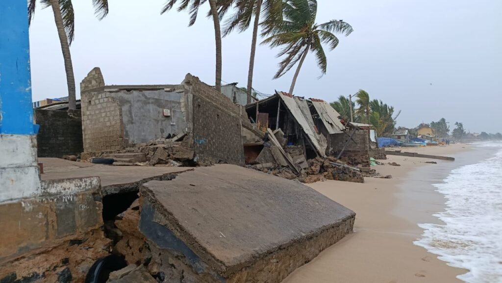 திருகோணமலையில் தீவிரமடையும் கடல் அரிப்பு –  கடற்றொழிலாளர் வாடிகள் மற்றும் வீடுகள் சேதம்