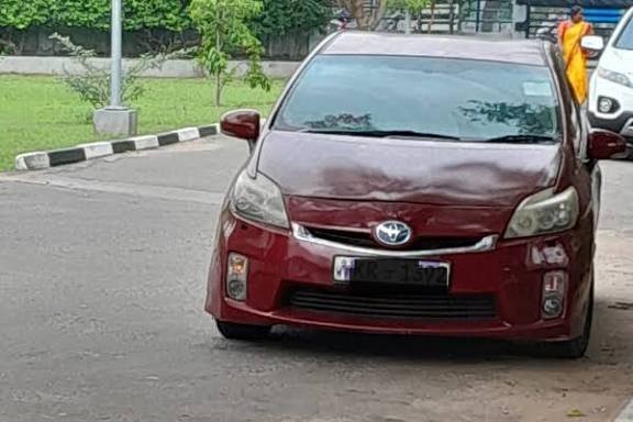 யாழில் அனாதரவாக விடப்பட்ட சொகுசு கார்