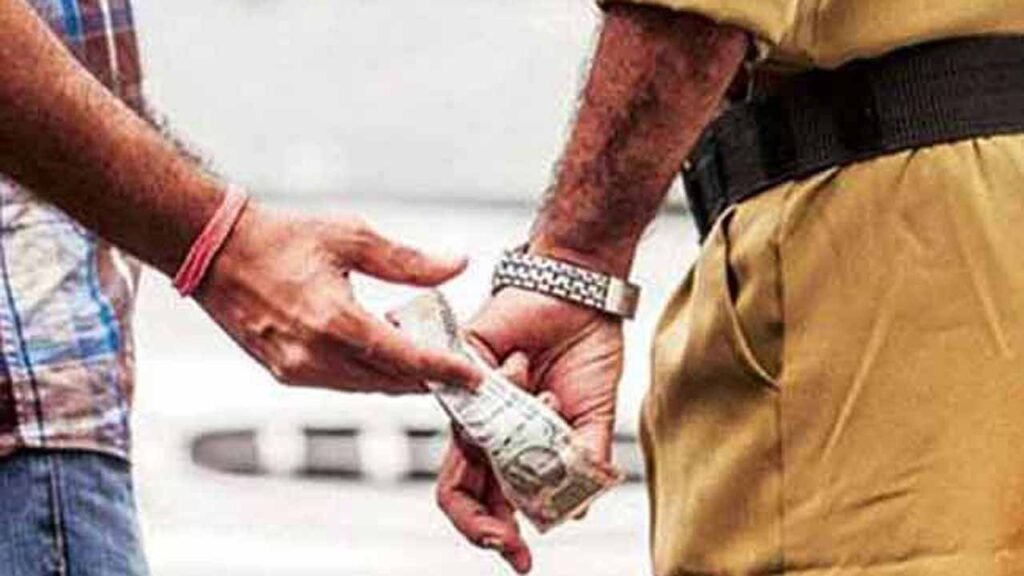 சாராய போத்தலை லஞ்சமாகப் பெற்ற தர்மபுரம் பொலிஸ் உத்தியோகத்தர் கைது!!