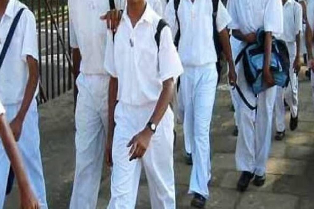 பாடசாலை மாணவர்களிடையே கத்தி குத்து!!