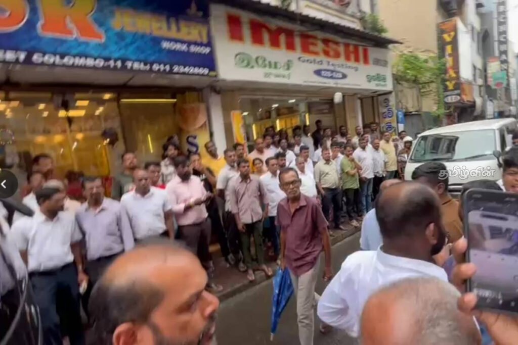 கொழும்பு செட்டித்தெருவில் வர்த்தகர்கள் போராட்டம்!!